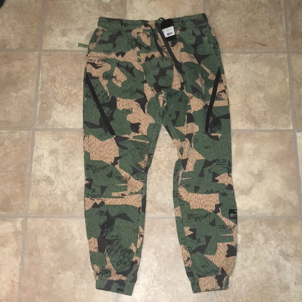 Men’s aop tech joggers